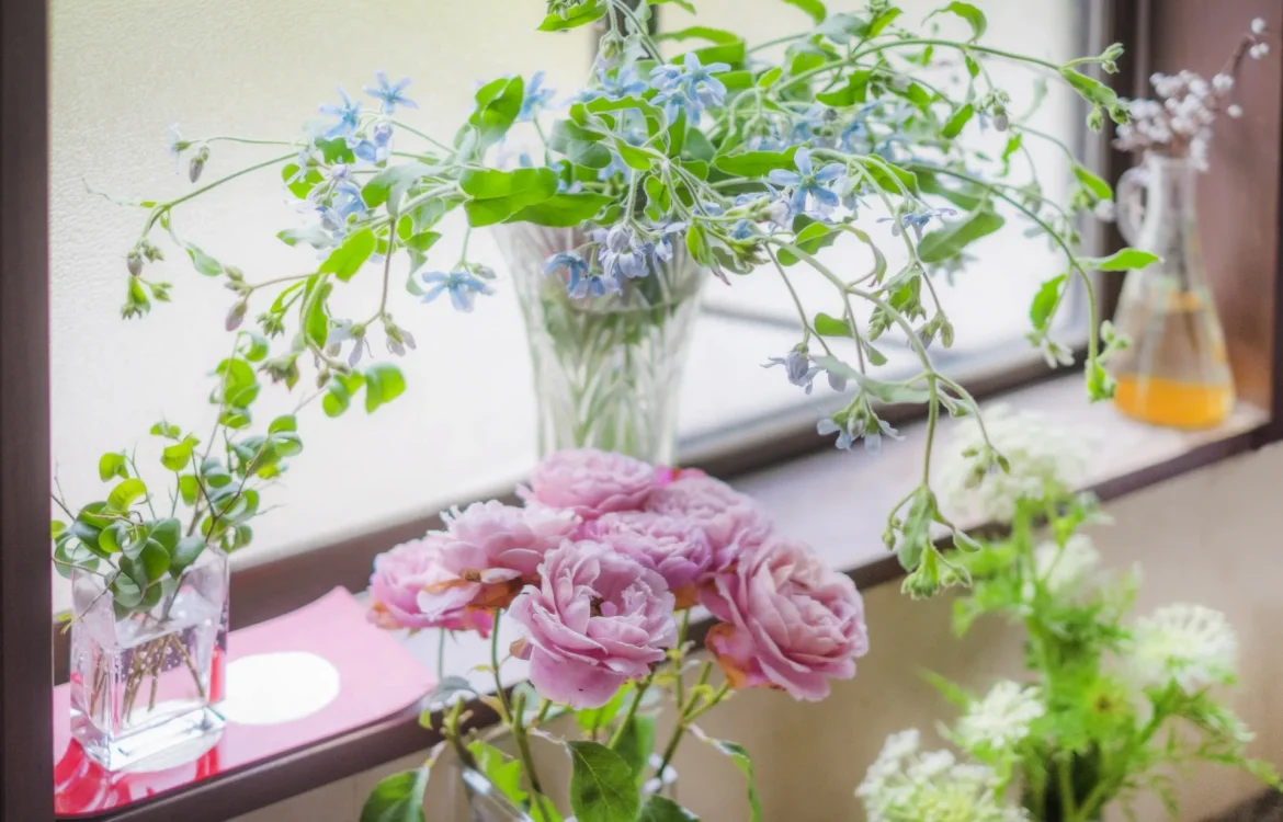 気軽に楽しむ！花や小物を玄関に取り入れるアイデア