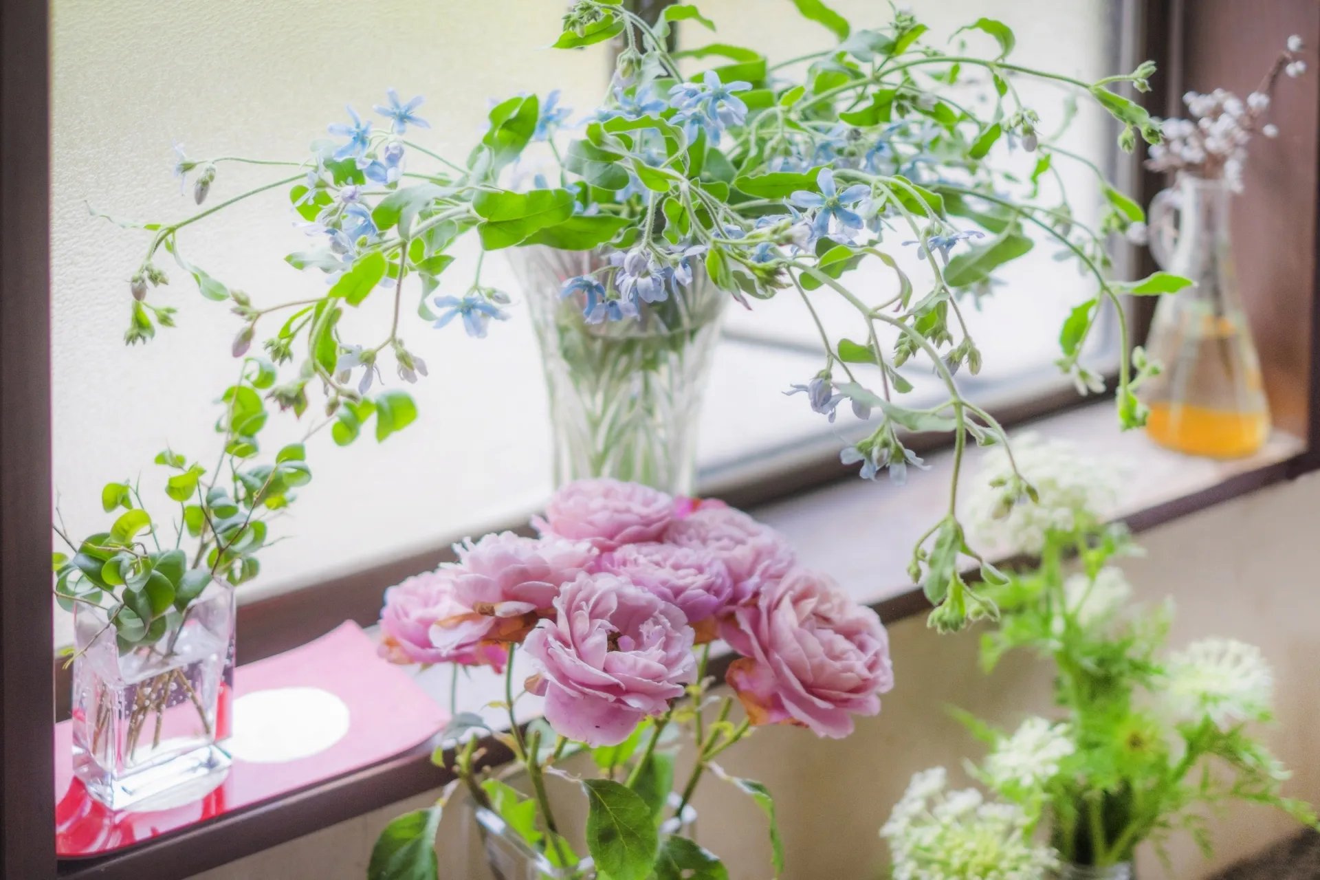 気軽に楽しむ！花や小物を玄関に取り入れるアイデア